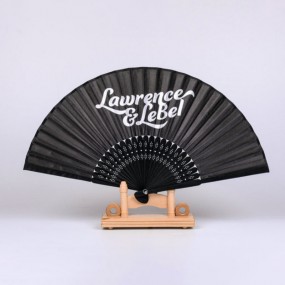 Houten handwaaier met papieren waaierblad en logo